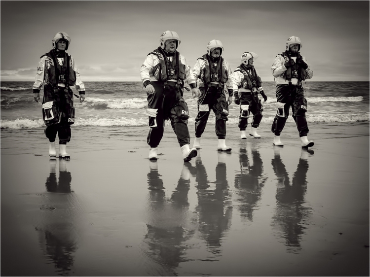 Reservoir (Sea)Dogs
Scored 19 (pdi), open category.
Pentax K-5IIs. 35mm, f/5.6, 1/80sec, ISO 800, -0.7ev.
