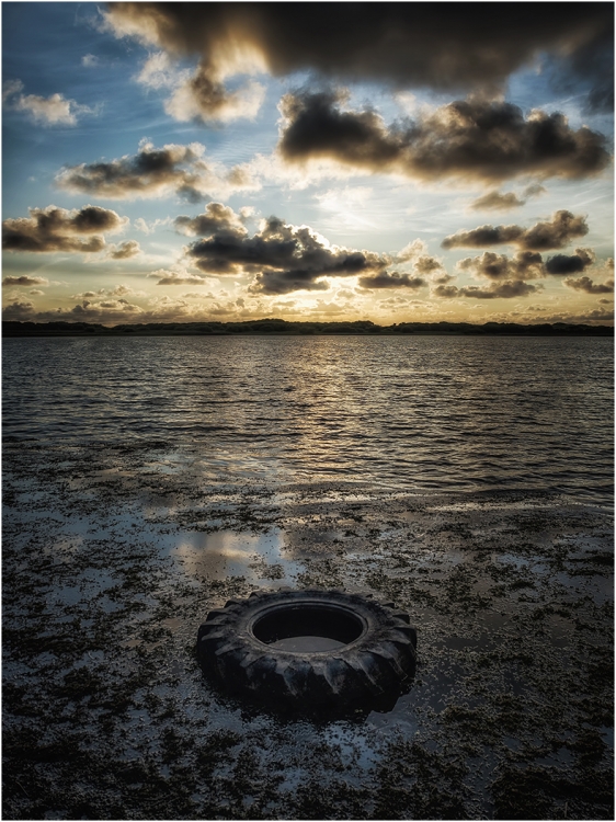 Kenfig Nature Reserve, August 2017.
Pentax k-5IIs. 16mm, f/8, 1/500sec, ISO 200, -1.3ev.
