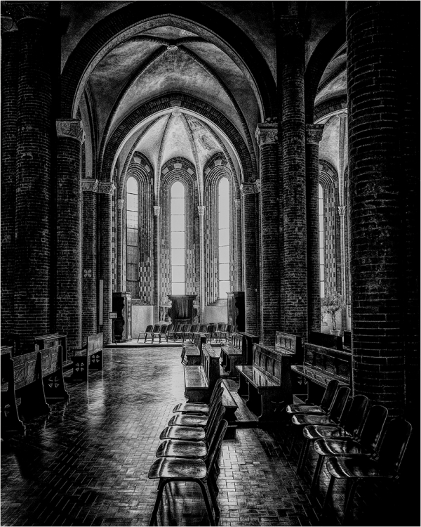 The way to Confession
Fujifilm X-T100 f3.6 1/7 ISO200
Scored 18/20 as a print in Club Competition 2 (Architecture) 2019/20
Asti Cathedral
